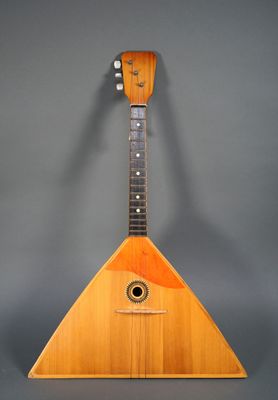 BALALAIKA russe à motif central rayonnant.