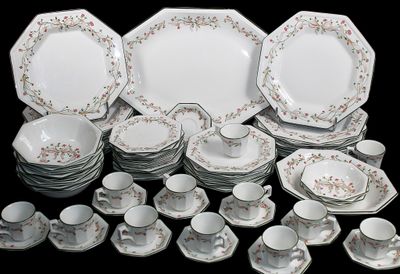beaucoup d'assiettes, de tasses et de soucoupes sur la table