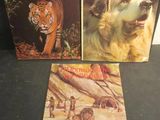 trois livres pour enfants posés sur une table, avec un chien et un tigre