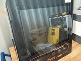 un téléviseur posé sur une table