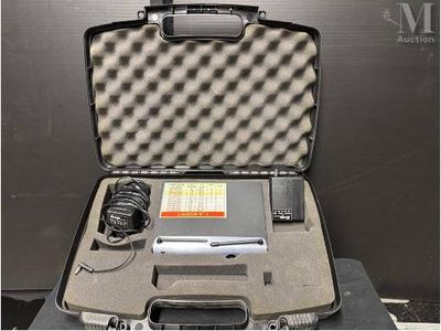 une valise contenant un ordinateur portable et d'autres objets
