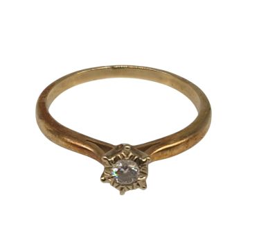 Gros plan sur une bague en or ornée d'un diamant
