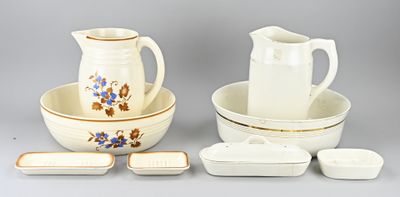 un pichet, un bol et une assiette blancs ornés de fleurs bleues