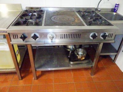 une cuisinière à deux feux sur laquelle est posée une casserole