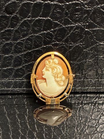 Broche ovale monture or 18 carats 750 millièmes à décor d’un camé...