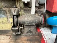 Un touret à meuler d'atelier en acier galvanisé , sans marqu…