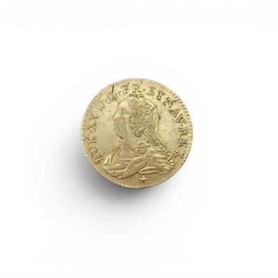 gros plan d'une pièce d'or sur une surface blanche