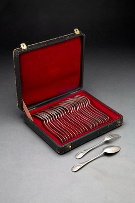 des couverts dans un coffret, avec une cuillère et un repose-cuillère