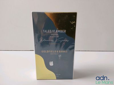 une photo d'une boîte de boissons « gold filled » posée sur une table