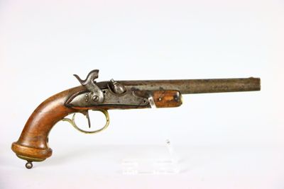 un gros plan d'un pistolet sur une surface blanche avec un fond blanc