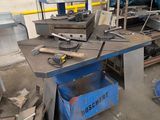 une photo d'un établi dans une usine, sur lequel se trouvent de nombreux outils