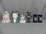 Plusieurs figurines de tailles et de formes variées sont posées sur une table