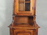 un meuble en bois surmonté d'une porte en verre
