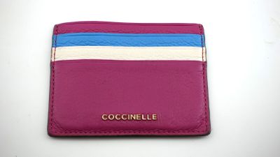 porte-cartes rose avec des rayures bleues et blanches sur le dessus