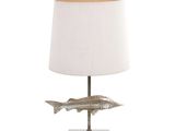 lampe de table avec un poisson sur un pied en métal et un abat-jour blanc