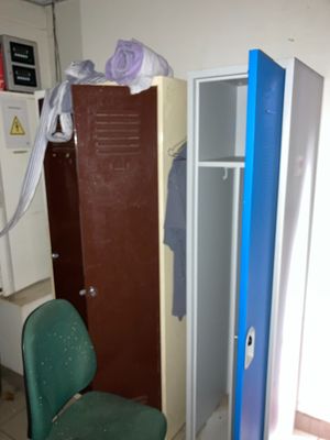 une chaise verte posée devant un casier dans une pièce