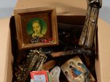 une boîte en carton contenant une statue représentant une femme et d'autres objets