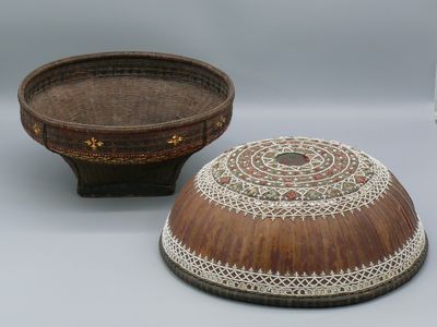 Panier à offrandes balinais en feuilles de bananier cousues …