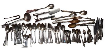 de nombreux types d'argenterie et de cuillères sur la table