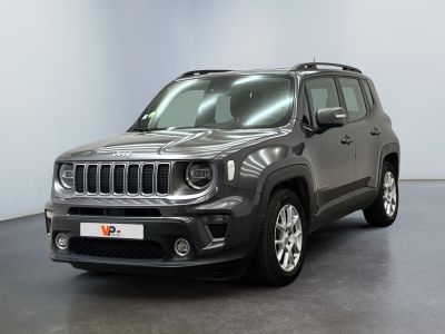 La Jeep Renegade est garée dans une pièce aux murs blancs.