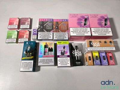 beaucoup de cigarettes posées sur une table