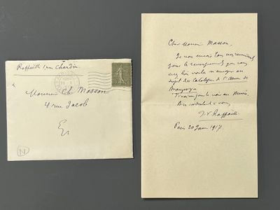 une vieille enveloppe sur laquelle est collé un timbre et sur laquelle est écrite une lettre