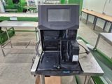 une machine posée sur une table dans une usine