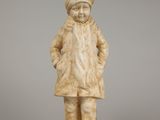figurine en ivoire sculpté représentant un garçon coiffé d'un turban