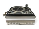 une platine posée sur une table