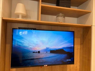 un téléviseur à écran plat posé sur un meuble TV en bois