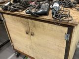 une table sur laquelle se trouvent de nombreux outils, dans une pièce