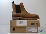 gros plan sur une paire de chaussures posée sur une boîte