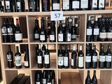 de nombreuses bouteilles de vin sur les étagères du magasin