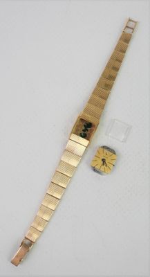 une montre en or avec un cadran en or et un bracelet en or