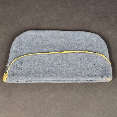 un gros plan sur un petit sac gris muni d'une fermeture éclair jaune
