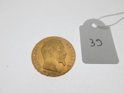 gros plan d'une pièce d'or portant une étiquette de prix