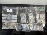 le contenu d'un sachet de cannabis est étalé sur une table