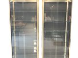 deux étagères en verre avec des portes vitrées au milieu