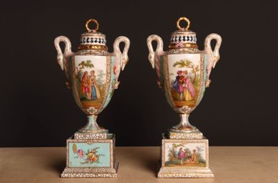 deux vases posés sur une table