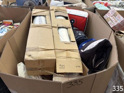 une boîte en carton remplie d'objets, au milieu d'un tas