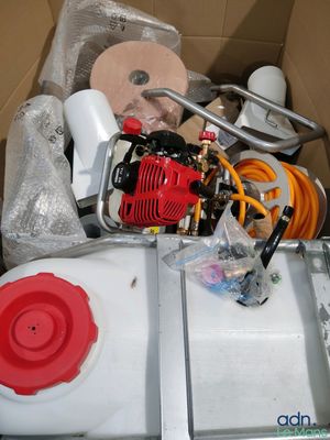 une boîte remplie d'outils et de fournitures qui se trouvent dans la boîte