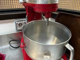 un mixeur rouge posé sur le comptoir d'une cuisine