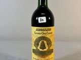 une bouteille de vin posée sur une table