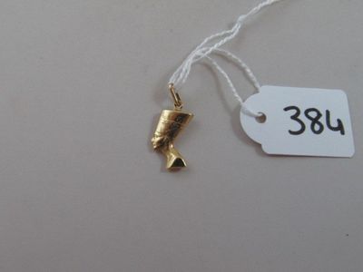 un pendentif en forme de poisson rouge suspendu à un cordon blanc, muni d'une étiquette de prix