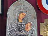 une image montrant un ensemble d'objets religieux posés sur une table