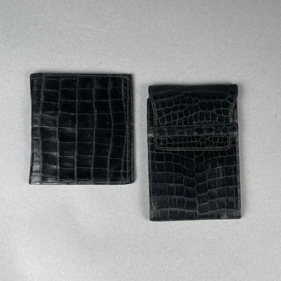 une paire de porte-cartes de visite en cuir d'alligator noir sur un fond blanc