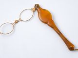 une cuillère en bois avec un manche en métal et une paire de ciseaux
