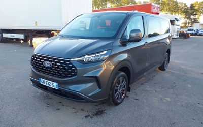 une fourgonnette Ford Transit grise de 2020 garée sur un parking