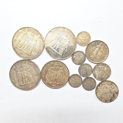 certaines pièces sont posées sur une surface blanche avec un fond blanc