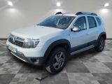 une photo d'un SUV Dacia blanc garé dans un garage